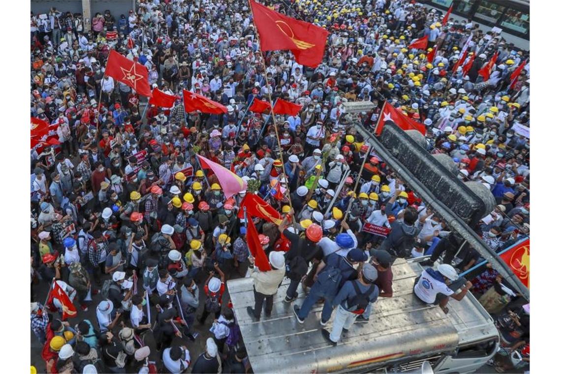 Verurteilung von Myanmar im UN-Menschenrechtsrat Tausende Demonstranten protestieren in Myanmars größter Stadt Rangun. Foto: Uncredited/AP/dpa