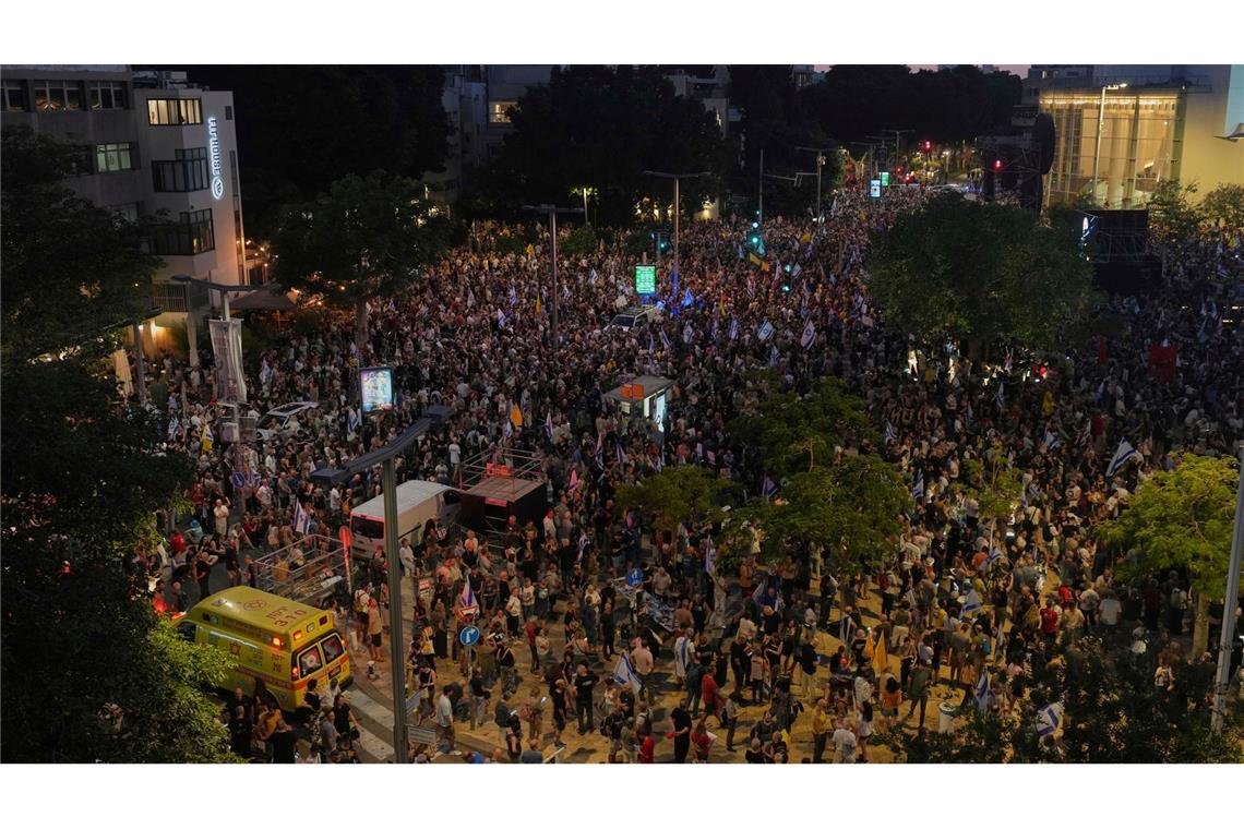 Tausende demonstrieren in Tel Aviv für ein Ende des Gaza-Krieges und die Freilassung der Geiseln.
