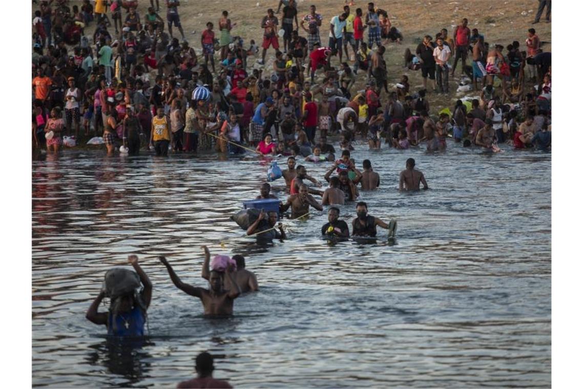 Einsatz gegen Migranten - Kritik an US-Beamten auf Pferden Tausende durchwaten den Rio Grande. Foto: Felix Marquez/AP/dpa