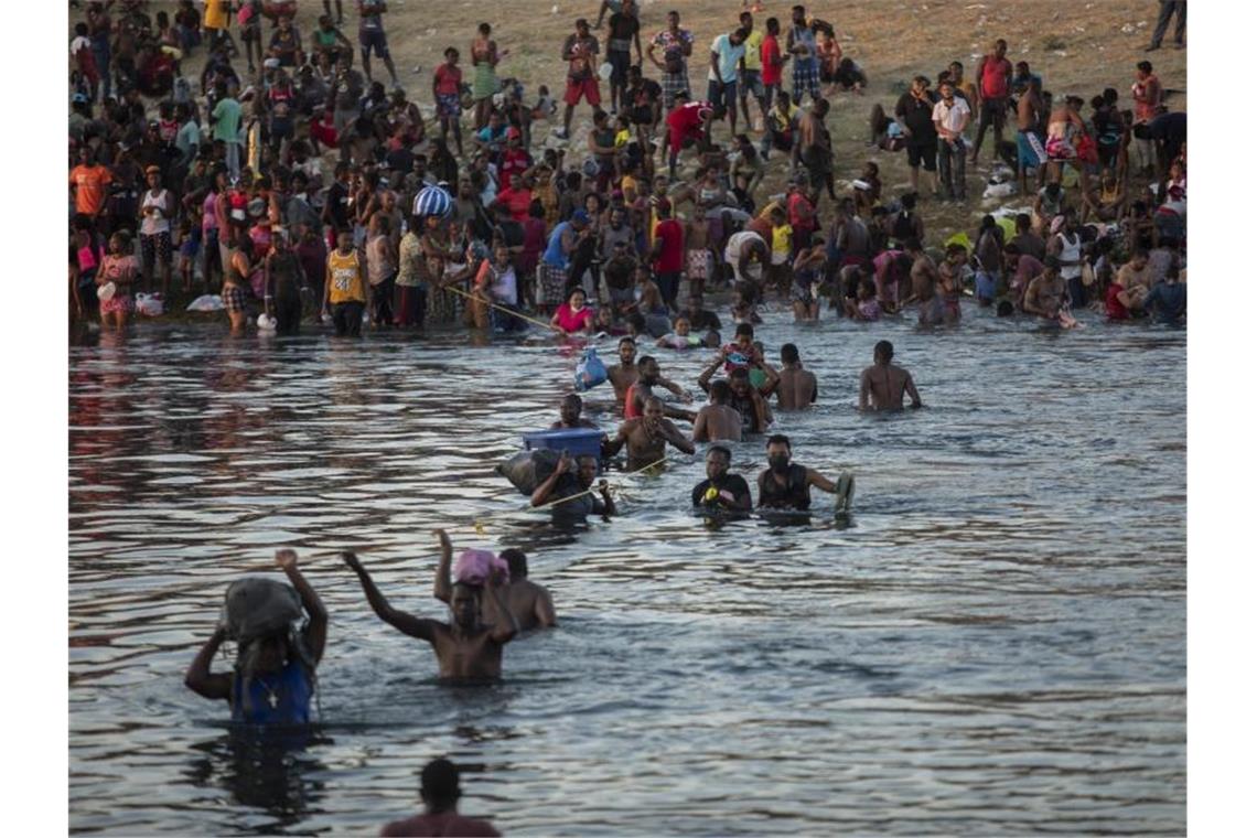 Tausende durchwaten den Rio Grande. Foto: Felix Marquez/AP/dpa