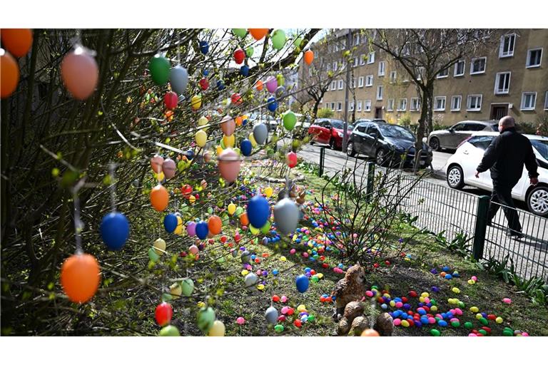 Tausende Eier verzieren in Berlin-Westend die Vorgärten.