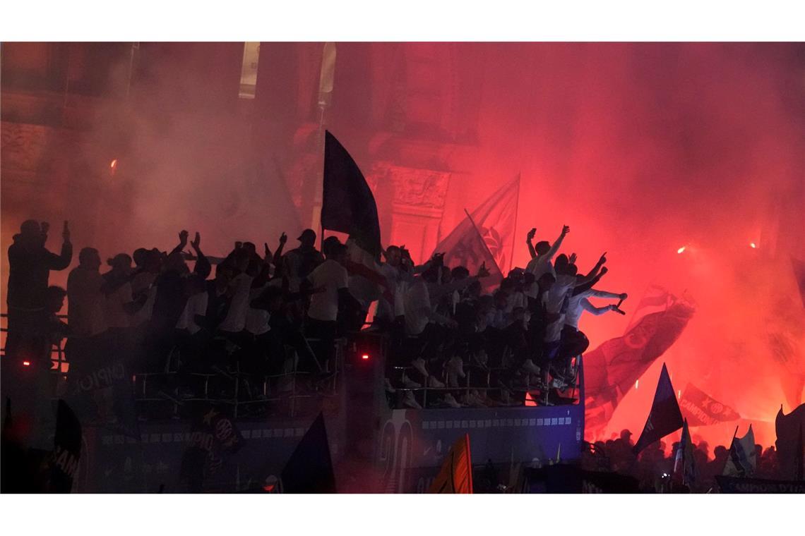 Tausende Fans jubeln und zünden Feuerwerkskörper, als ein Bus die Spieler von Inter Mailand, die ihren 20. Titel in der italienischen Serie A feiern, vor den Dom der norditalienischen Metropole bringt.