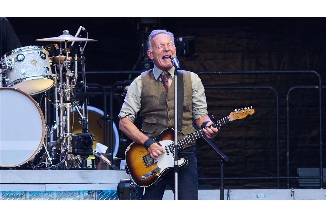 Metallteil fällt bei Springsteen-Konzert von Decke Tausende Fans sind bei dem Konzert von Bruce Springsteen in Gelsenkirchen. (Archivbild)