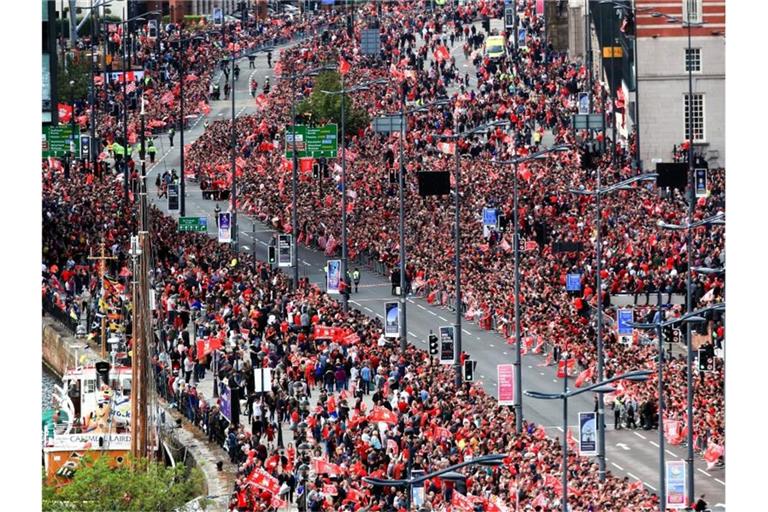 Tausende Fans stehen rechts und links neben der Straße, auf der der Bus mit den Spielern erwartet wurde. Foto: Barrington Coombs/PA Wire