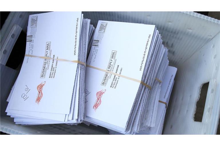 Tausende Formulare für die Briefwahl liegen in Umschlägen in einem Kasten (Symbolbild).