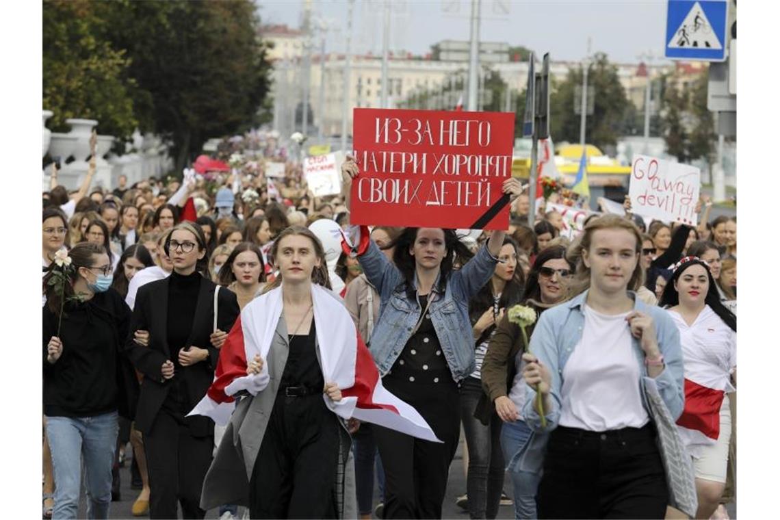 Belarus: Polizeigewalt gegen Frauen und viele Festnahmen Tausende Frauen wollen in Belarus nach der Festnahme der Oppositionellen Maria Kolesnikowa protestieren. Foto: -/AP/dpa
