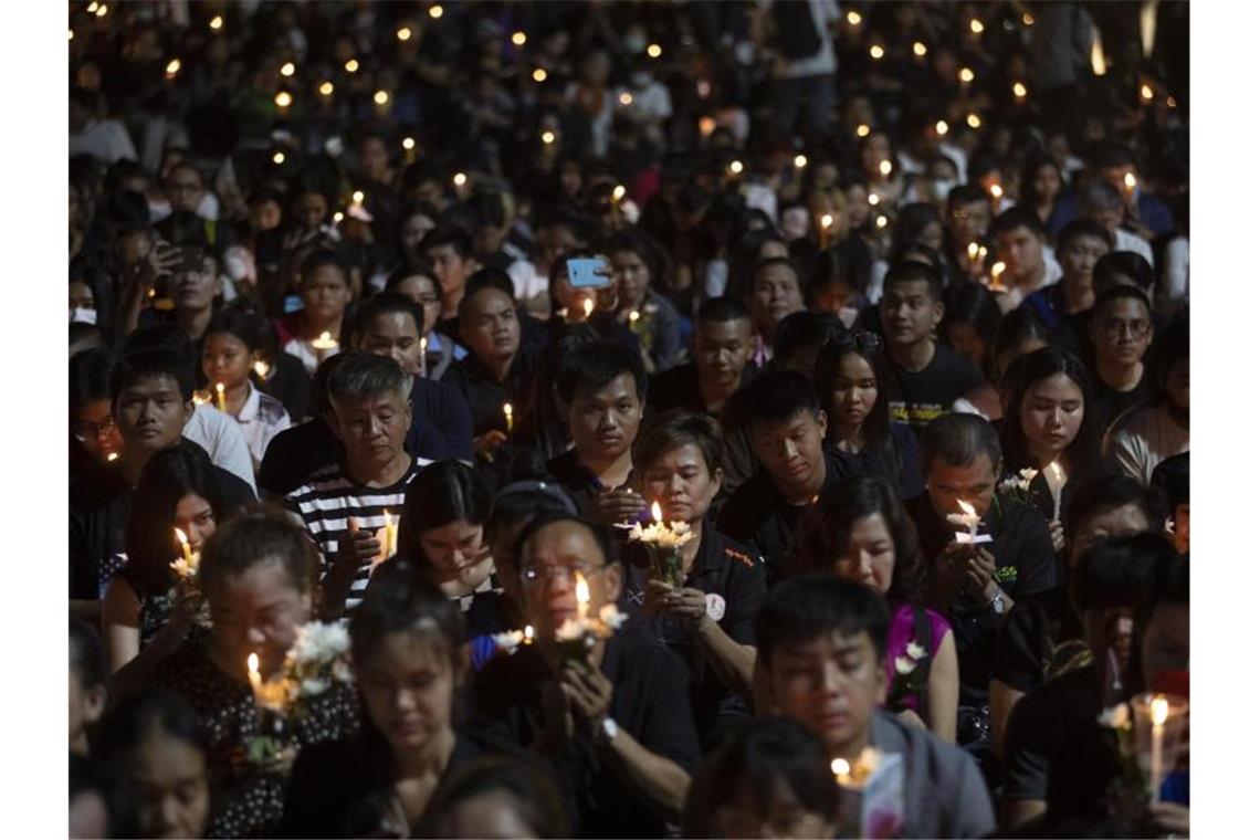 Zahl der Toten nach Amoklauf in Thailand auf 30 gestiegen Tausende gedenken der Opfer des Amoklaufs. Foto: Sakchai Lalit/AP/dpa