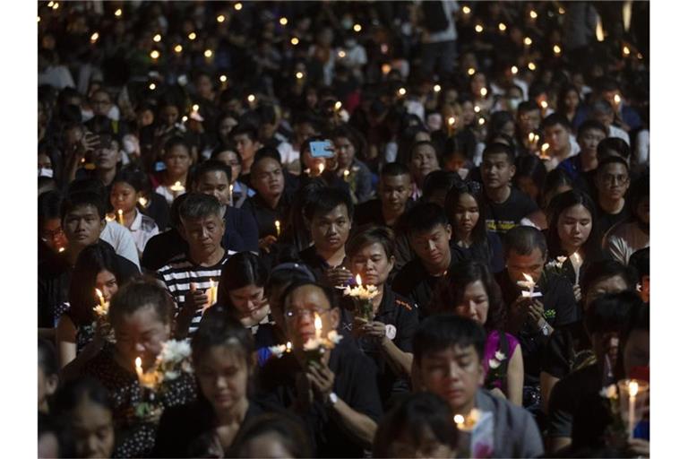 Tausende gedenken der Opfer des Amoklaufs. Foto: Sakchai Lalit/AP/dpa