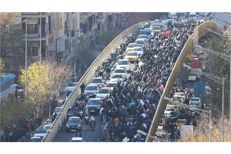 Tausende gehen derzeit in Teheran auf die Straße.