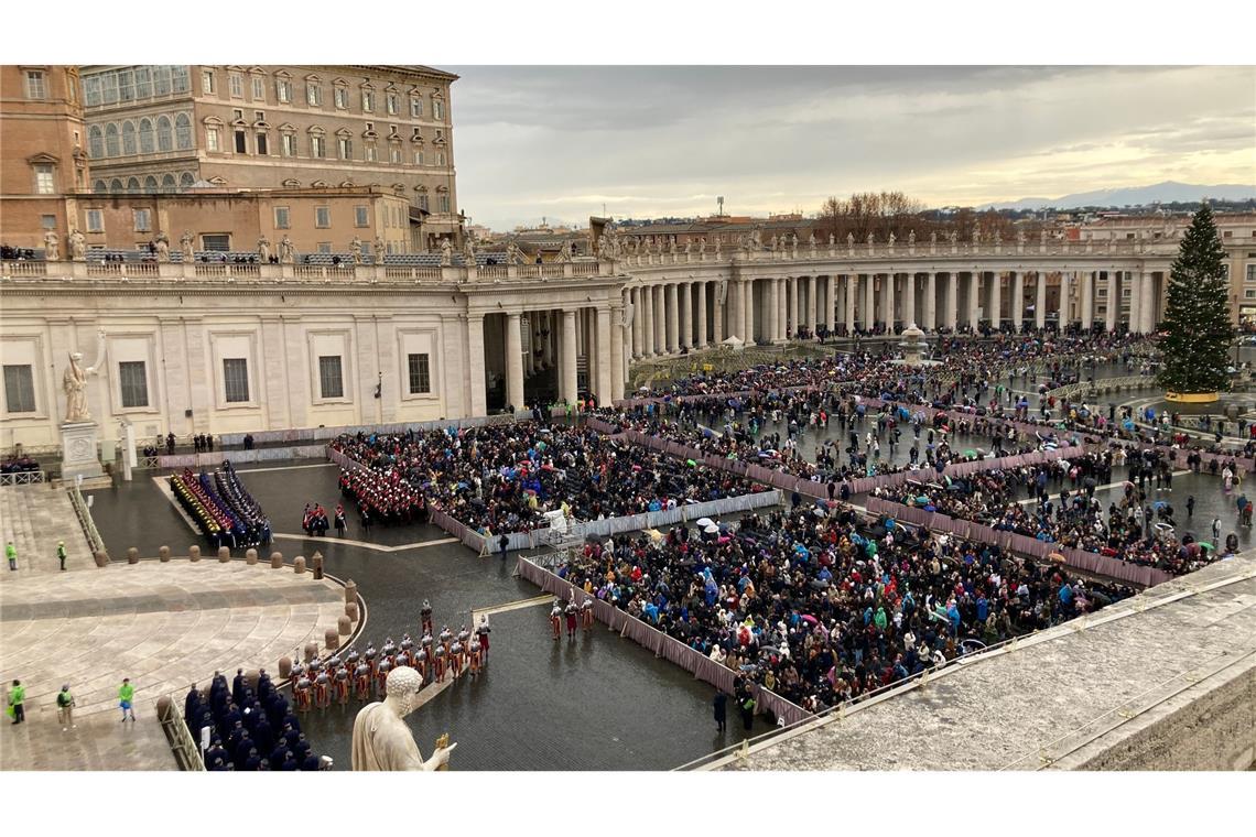 Tausende Gläubige warteten in der nassen Kälte auf dem Petersplatz auf den Segen des Papstes.