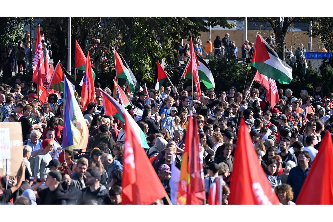 Tausende haben sich in Berlin für eine Demonstration gegen den Gaza-Krieg versammelt.