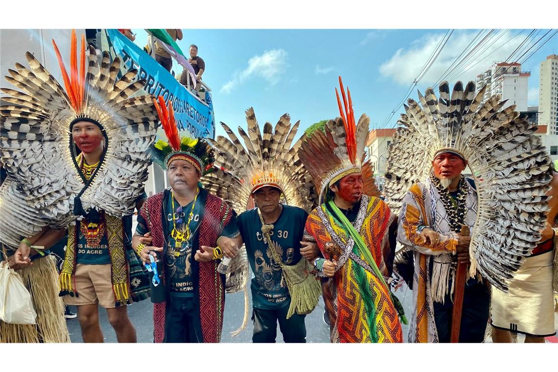 Tausende Indigene und internationale Klimaschützer zogen durchs Zentrum der Millionenstadt Belém.