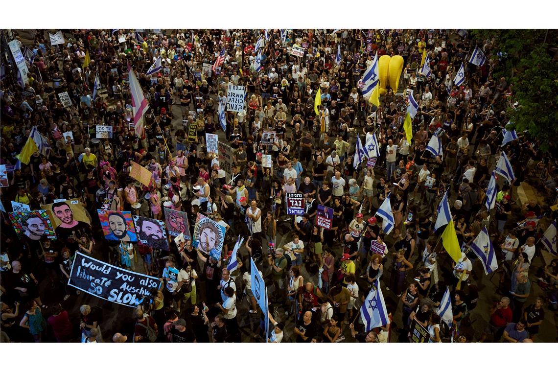 Gaza-Gespräche stocken - Streit um israelischen Truppenabzug Tausende Israelis demonstrierten in Tel Aviv und anderen Städten für die Freilassung der in den Gazastreifen verschleppten Geiseln.