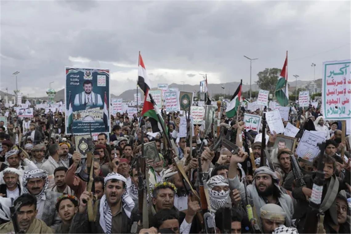Netanjahu warnt Einwohner der Stadt Gaza: „verschwinden Sie" Tausende Jemeniten versammeln sich auf dem Al-Sabeen-Platz in Sanaa.
