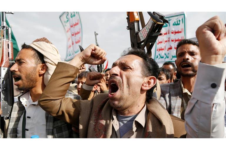 Tausende Jemeniten versammelten sich am Freitag auf öffentlichen Plätzen in den von den Houthi kontrollierten Provinzen, um ihre Unterstützung für den Gazastreifen und den Iran zu bekunden.
