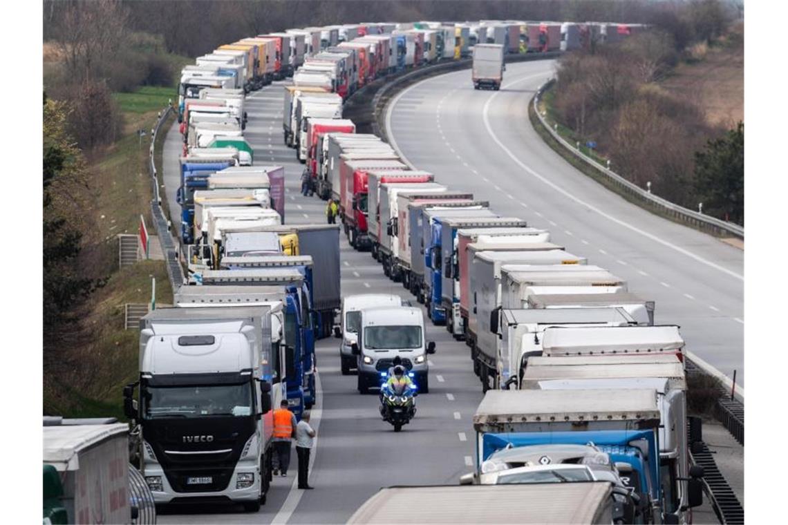Tausende Lastwagenfahrer müssen in einem Kilometerlangen Stau vor der Grenze zu Polen ausharren. Foto: Robert Michael/dpa-Zentralbild/dpa