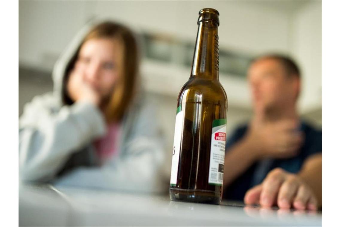 Drogenbeauftragte will umfassendes Werbeverbot fürs Rauchen Tausende Mädchen und Jungen im Land leben in Familien mit alkoholabhängigen Eltern. Foto: Alexander Heinl/dpa