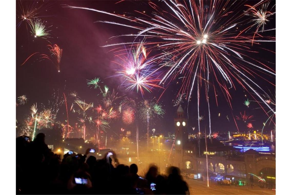 Tausende Menschen begrüßen an den Landungsbrücken mit einem Feuerwerk das neue Jahr. Im vergangenen Jahr verzeichnete die Branche nach Verbandsangaben rund 130 Millionen Euro Umsatz. Foto: Angelika Warmuth/dpa