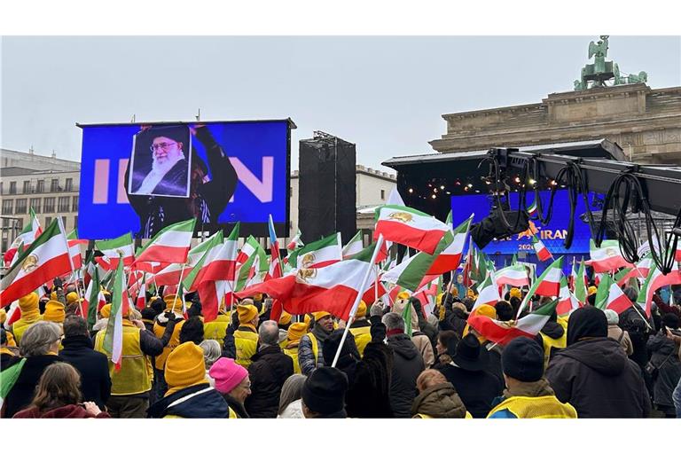 Tausende Menschen demonstrieren vor dem Brandenburger Tor für Freiheit im Iran.