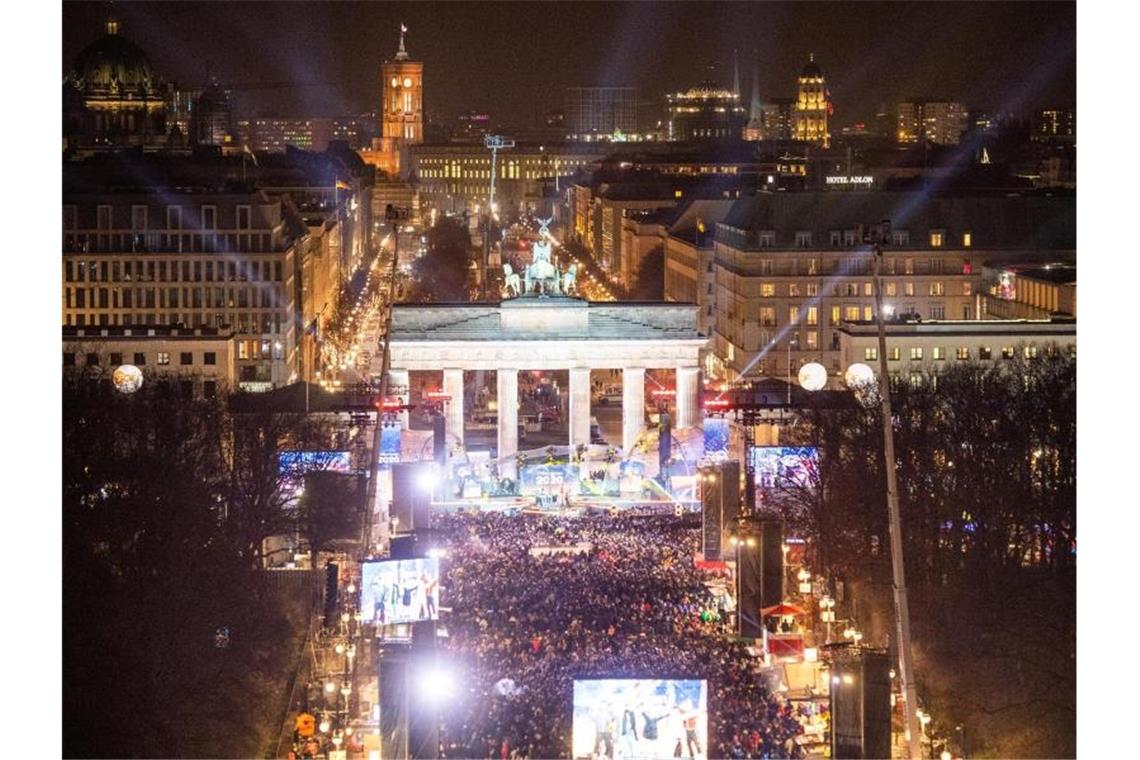 2020 ist da: Ausgelassene Silvesterpartys weltweit Tausende Menschen feiern Silvester am Brandenburger Tor bei Deutschlands größter Party zum Jahreswechsel. Foto: Christophe Gateau/dpa