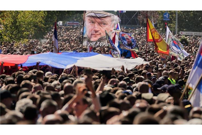 Tausende Menschen haben am Montag in Belgrad den verstorbenen Kriegsverbrecher Ratko Mladic geehrt.