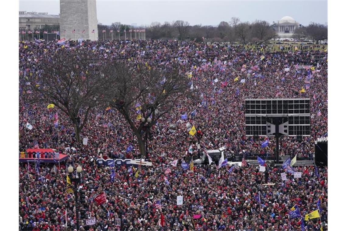 Tausende Menschen hörten der Rede des Noch-Präsidenten zu. Foto: Jacquelyn Martin/AP/dpa