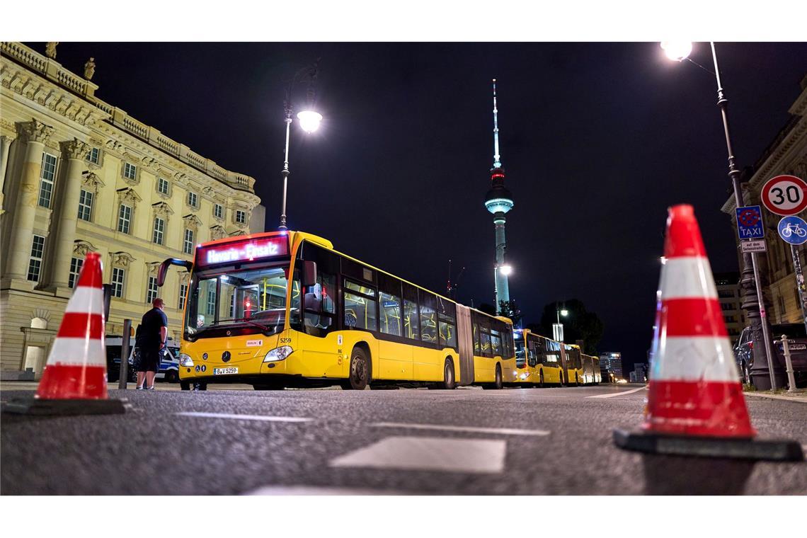 Zwei Bombenentschärfungen in Berlin geplant - Evakuierungen Tausende Menschen in Berlin-Mitte haben am späten Abend ihre Wohnungen wegen eines Kriegsmunitions-Funds in der Spree verlassen müssen.