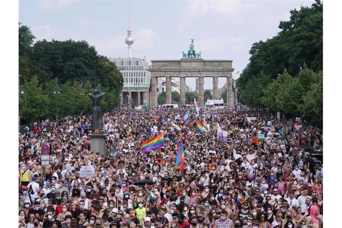 Große Feier für Christopher Street Day in Berlin geplant Tausende Menschen nahmen 2021 am Christopher Street Day (CSD) vor dem Brandenburger Tor teil. Foto: Jörg Carstensen/dpa