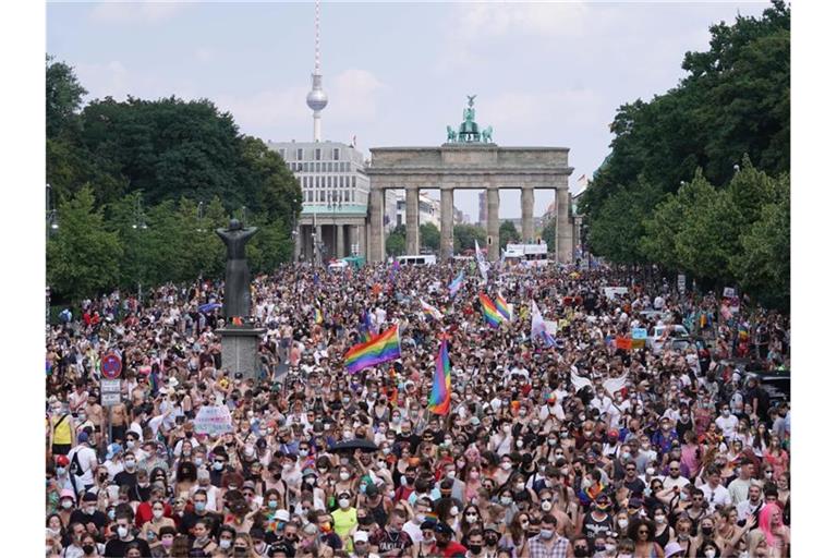 Tausende Menschen nahmen 2021 am Christopher Street Day (CSD) vor dem Brandenburger Tor teil. Foto: Jörg Carstensen/dpa