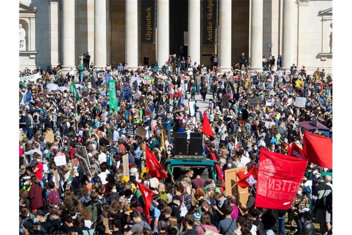 Tausende Menschen nehmen an einer Demonstration zum globalen Klimastreik in München teil. Foto: Sven Hoppe/dpa