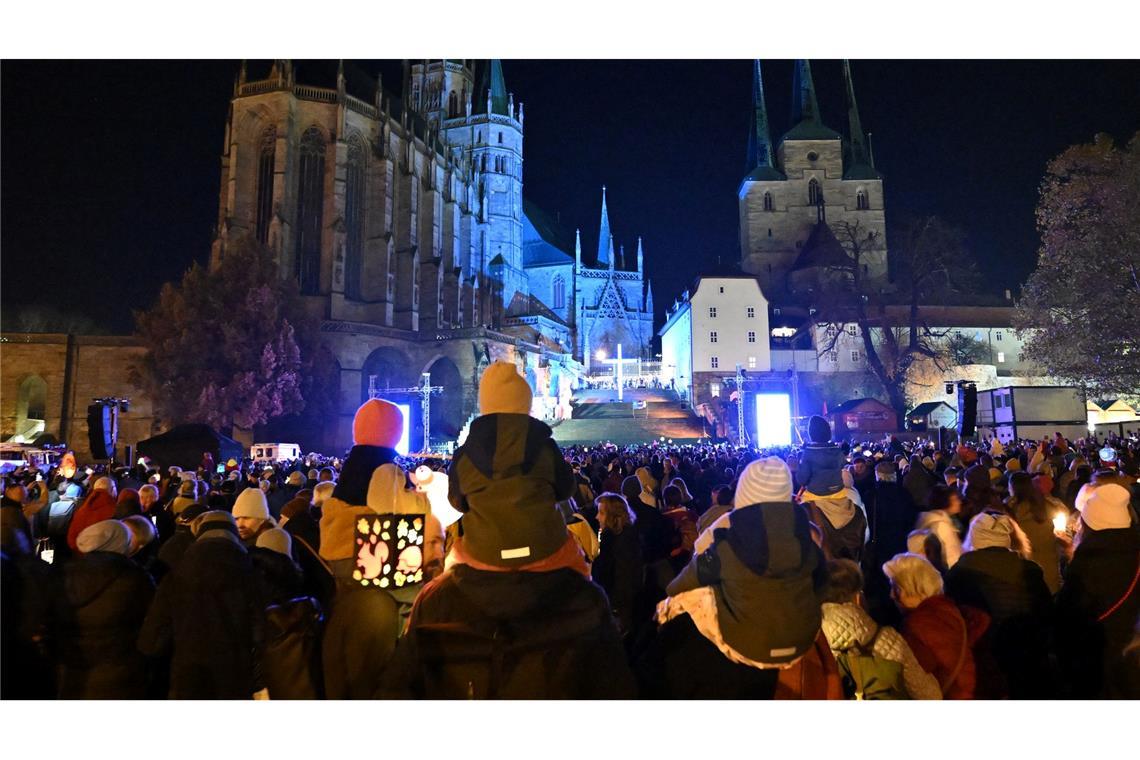 Tausende Menschen treffen sich beim Martinsfest vor dem Mariendom und der Severikirche auf dem Domplatz in Erfurt.
