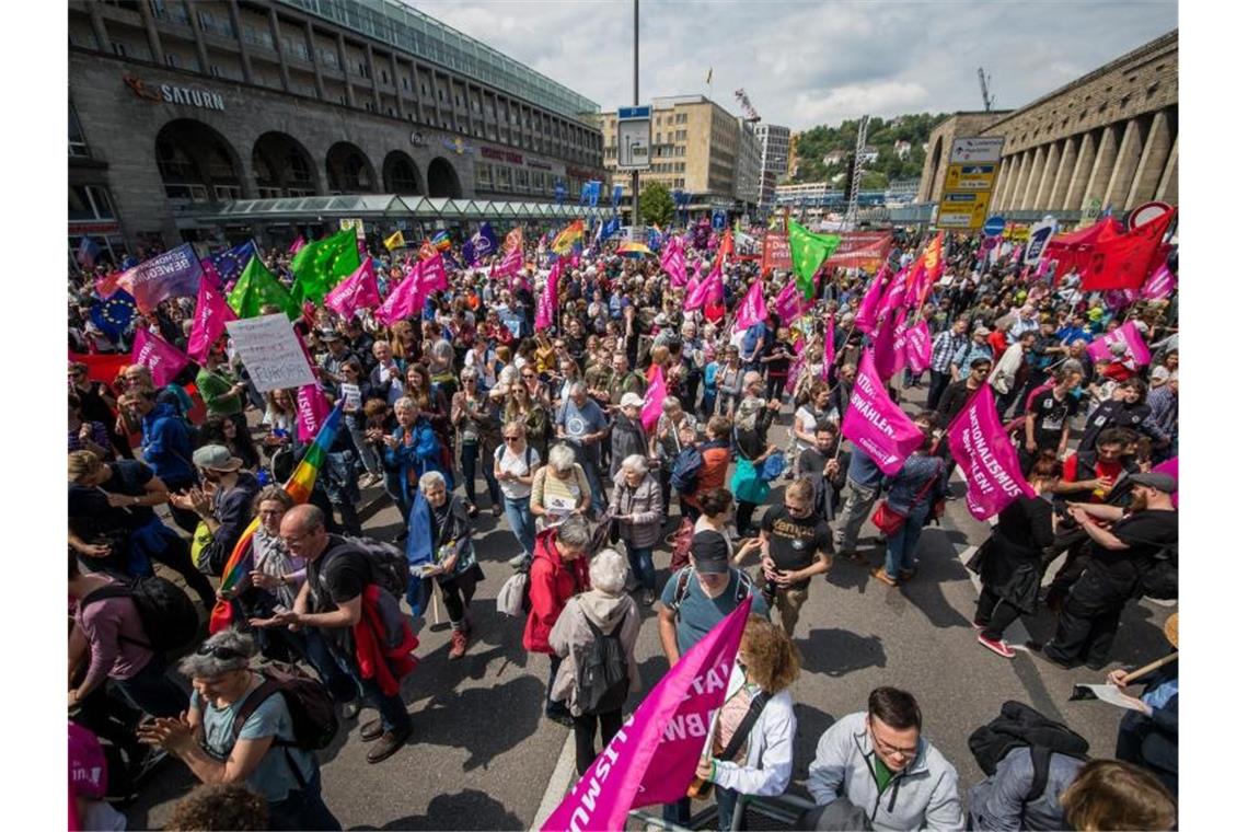 Tausende Menschen vor dem Stuttgarter Hauptbahnhof bei der Demonstration des Zivilgesellschaftlichen Bündnisses. Foto: Christoph Schmidt