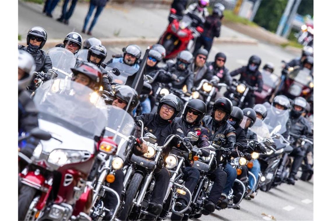 Scheuer gegen Motorradfahrverbote an Sonn- und Feiertagen