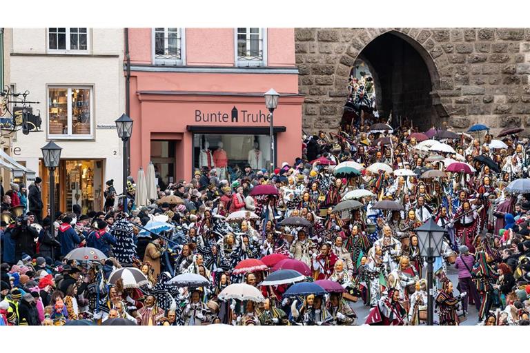 Tausende Narren ziehen während des Narrensprungs durch die Innenstadt.