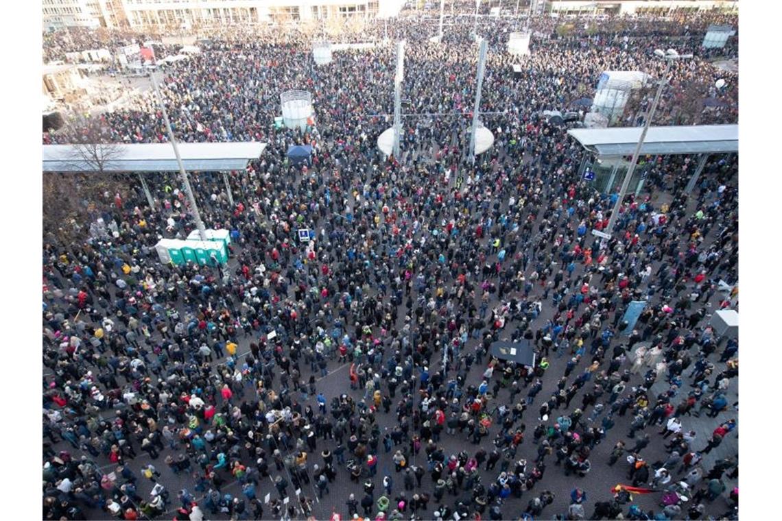 Sachsens Innenminister nach „Querdenken“-Demo unter Druck Tausende nehmen am Samstag an der Demonstration der Initiative „Querdenken“ auf dem Augustusplatz in Leipzig teil. Foto: Sebastian Kahnert/dpa-Zentralbild/dpa