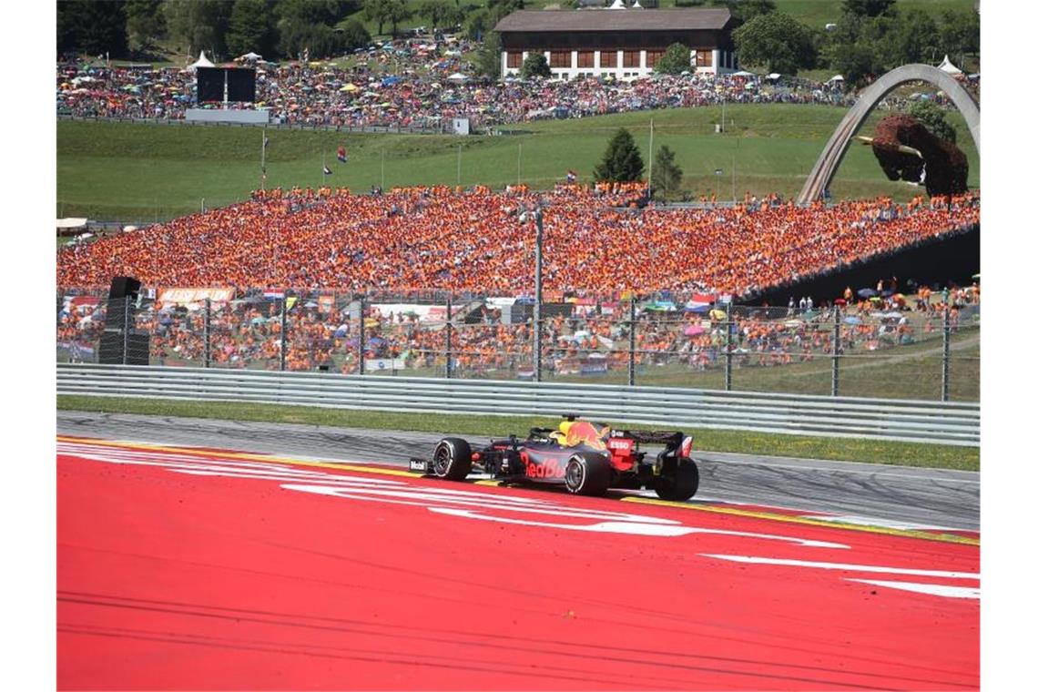 Darüber wird im Fahrerlager von Spielberg auch gesprochen Tausende Niederländer sind nach Spielberg gekommen, um ihren Helden Max Verstappen zu unterstützen. Foto: Georg Hochmuth/APA/dpa