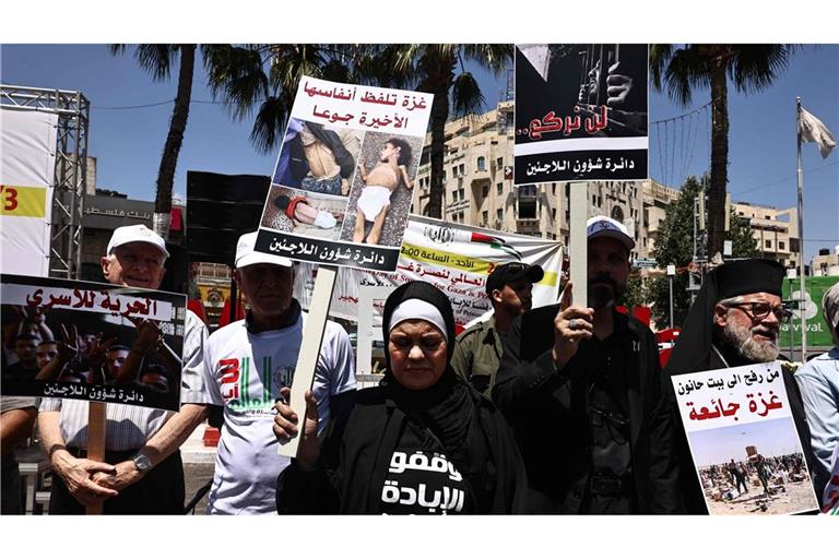 Tausende Palästinenser haben im von Israel besetzten Westjordanland gegen den Krieg im Gazastreifen demonstriert.
