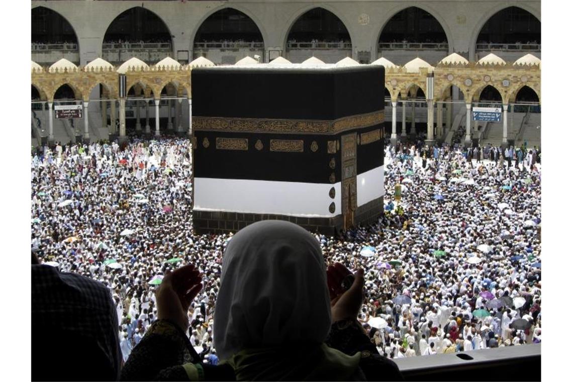 Zwei Millionen Muslime auf Hadsch-Wallfahrt Tausende Pilger gehen um das würfelförmige Gebäude der Kaaba im Hof der Großen Moschee von Mekka herum. Foto: Amr Nabil/AP