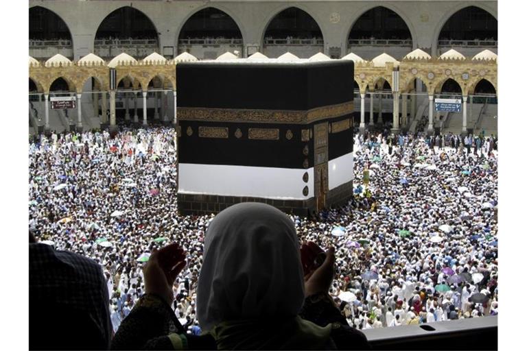Tausende Pilger gehen um das würfelförmige Gebäude der Kaaba im Hof der Großen Moschee von Mekka herum. Foto: Amr Nabil/AP