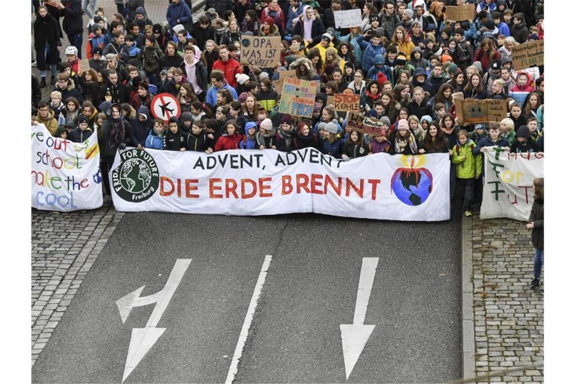 Tausende Schüler bei einer Fridays for Future-Demonstration in Freiburg. Foto: Patrick Seeger/dpa