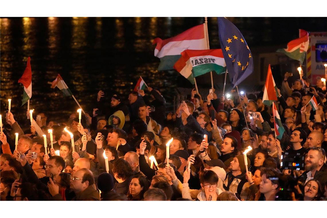 Tausende Ungarn jubelten in Budapest nach dem Wahlsieg der Tisza-Partei. (Archivbild)