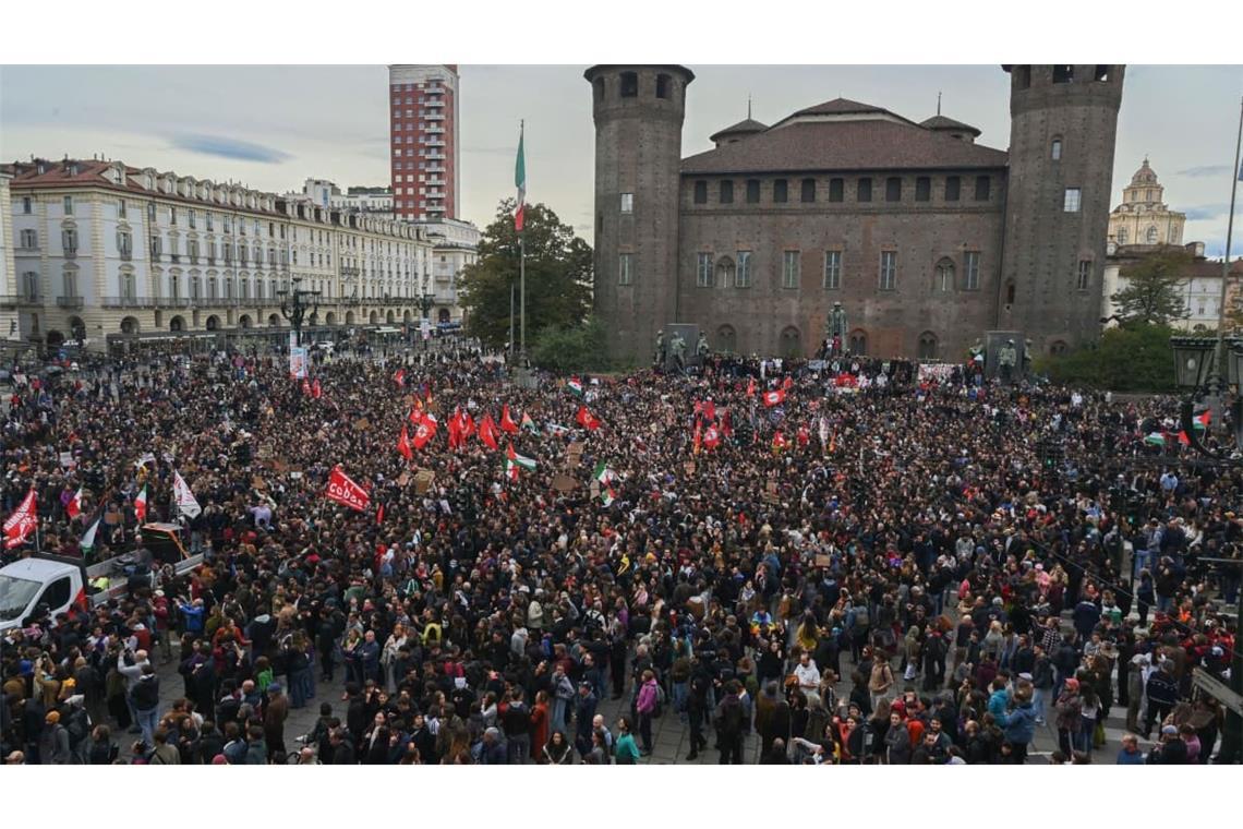 Tausende versammeln sich zu Protesten in Turin.