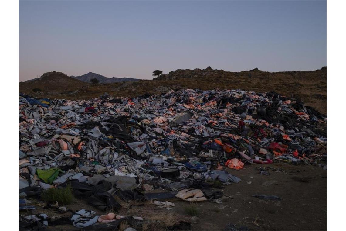 Mehr als 200 Migranten in der Ägäis aufgegriffen Tausende von Rettungswesten, die von Migranten und Flüchtlingen zurückgelassen wurden, stapeln sich auf einer Müllhalde in der Nähe der Stadt Mithymna auf Lesbos. Foto: Angelos Tzortzinis/dpa