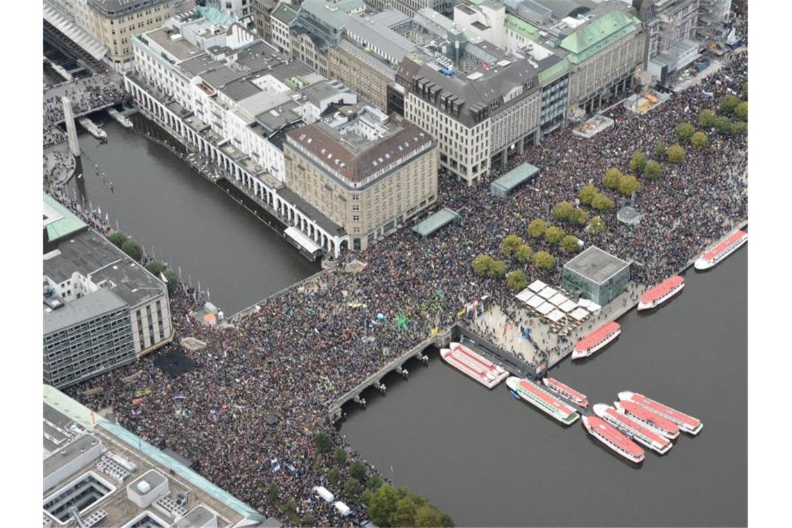 Tausende von Teilnehmern der Fridays-for-Future-Demonstration füllen den Jungfernstieg in der Hamburger Innenstadt. Foto: citynewstv/dpa