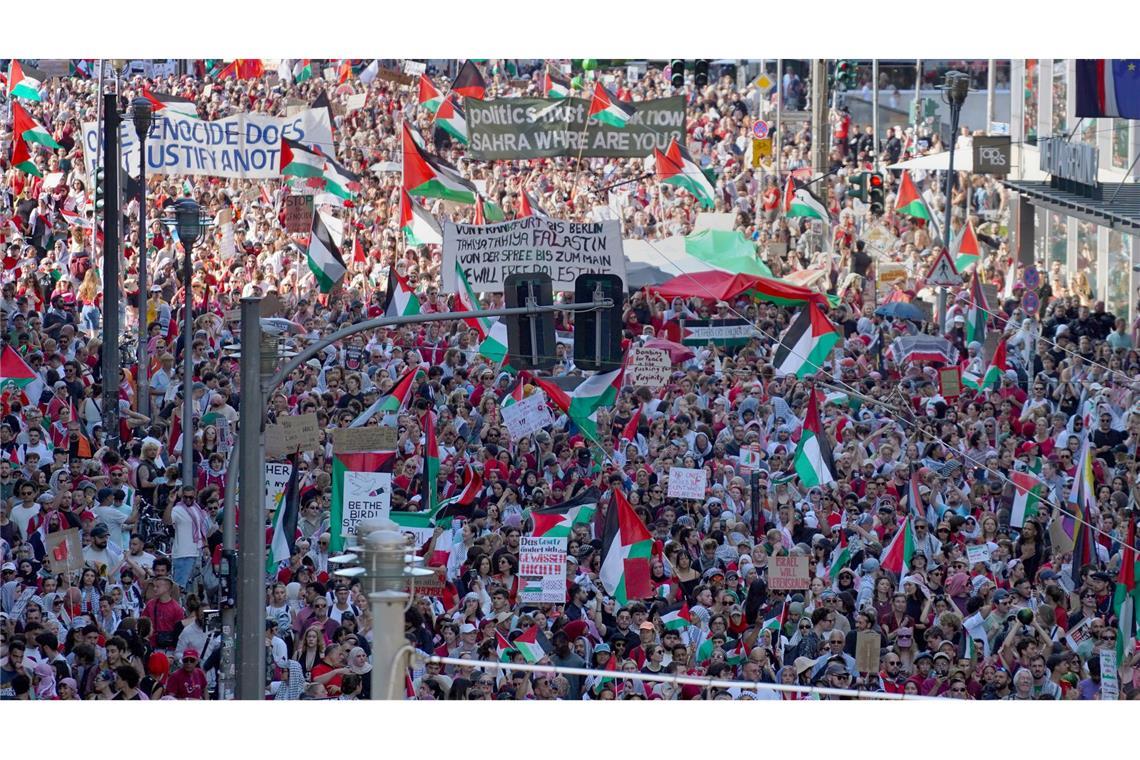 Bilder des Tages Tausende ziehen mit Schildern und Palästina-Fahnen bei einer Demonstration durch Berlin. Der Protest unter dem Motto "United 4 Gaza" richtet sich gegen das israelische Vorgehen im Gazastreifen.