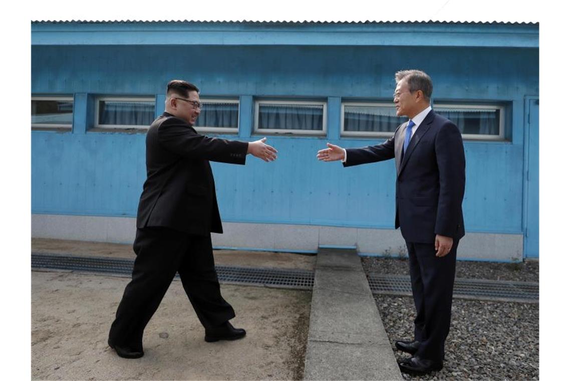 Beide Koreas überprüfen Abrüstung von Grenzkontrollposten Tauwetter zwischen Nord- und Südkorea: Machthaber Kim Jong Un (l.) und der südkoreanische Präsident Moon Jae In vor acht Monaten bei ihrem historischen Treffen an der Grenze. Foto: Korea Summit Press Pool