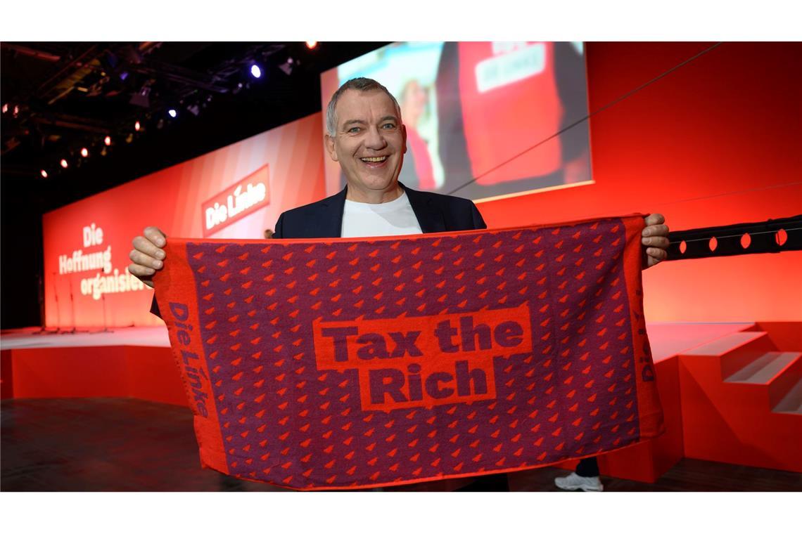 Linke fühlt sich wieder stark - und will Einfluss "Tax the rich" - das Motto wiederholt Parteichef Jan van Aken immer wieder.