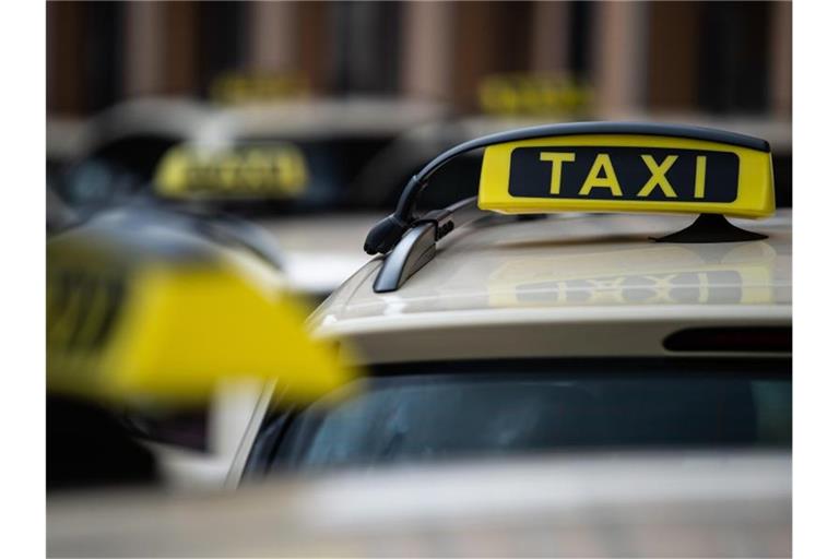 Taxen stehen am Bahnhof Kassel-Wilhelmshöhe. Das klassische Taxigewerbe geht nun im Streit um eine Reform auf neue Anbieter zu. Foto: Swen Pförtner/dpa