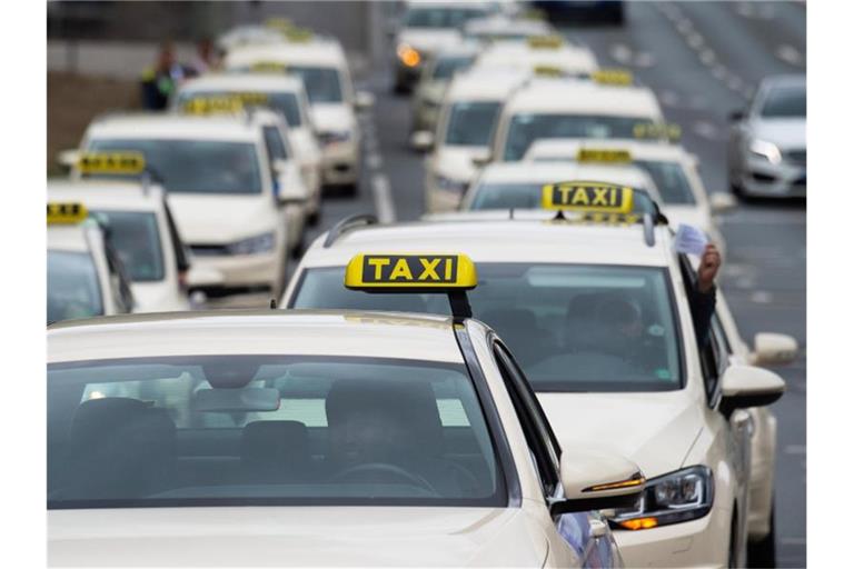 Taxifahrer protestieren im Konvoi durch die Innenstadt von Kassel - gegen neue Konkurrenz im Geschäft der Personenbeförderung. Foto: Swen Pförtner/Archiv
