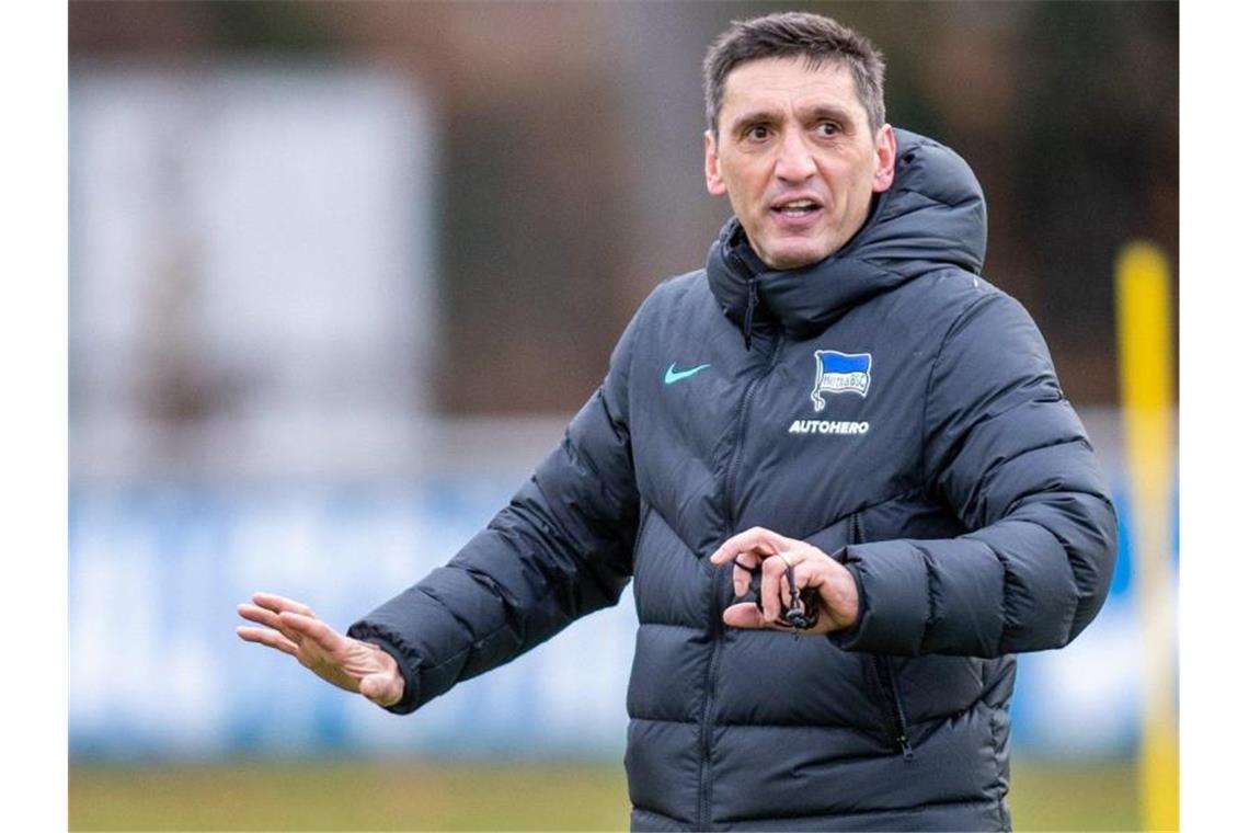 Tayfun Korkut beim Training von Hertha BSC nach seinem Amtsantritt. Foto: Andreas Gora/dpa